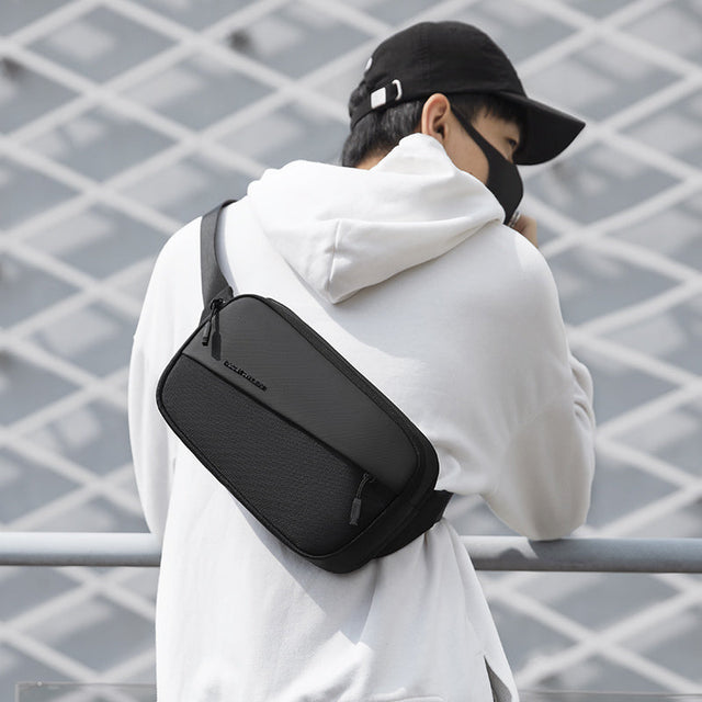 Cangurera cruzada Mark Ryden. Estilo casual y espacio para iPad de 7.9″ y accesorios. Modelo 8112