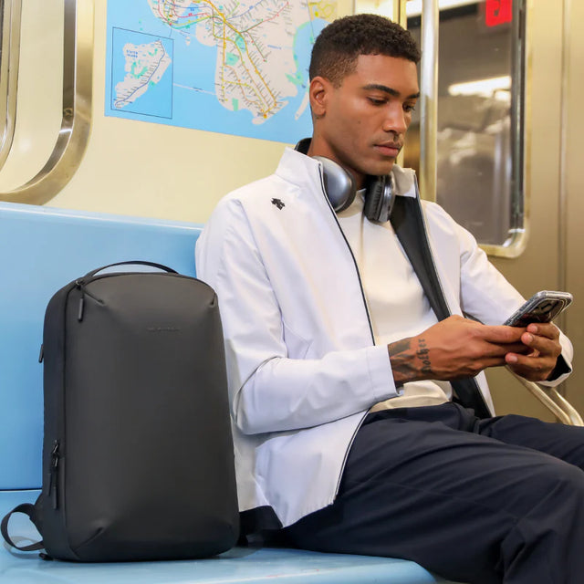 Mochila Mark Ryden Impermeable Minimalista para Laptop 15” – Ligera, Moderna y de Alta Durabilidad MR 2408