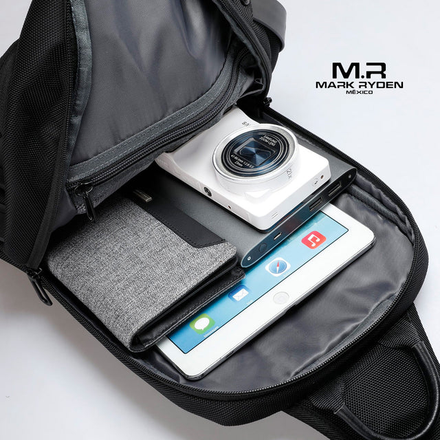 Mochila Negra Cruzada Mark Ryden para tableta de 9.7 " Modelo 7219