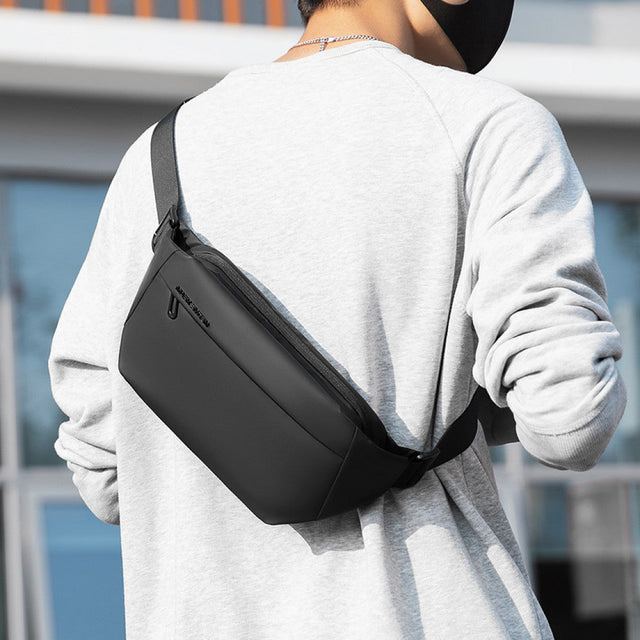 Mochila Bandolera Cruzada Mark Ryden. Estilo casual y espacio para iPad de 7.9″. Modelo MR 7999