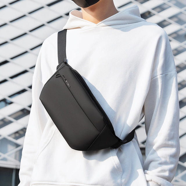 Mochila Bandolera Cruzada Mark Ryden. Estilo casual y espacio para iPad de 7.9″. Modelo MR 7999