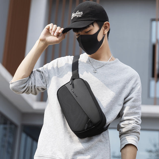 Cangurera cruzada Mark Ryden. Estilo casual y espacio para iPad de 7.9″ y accesorios. Modelo 8112