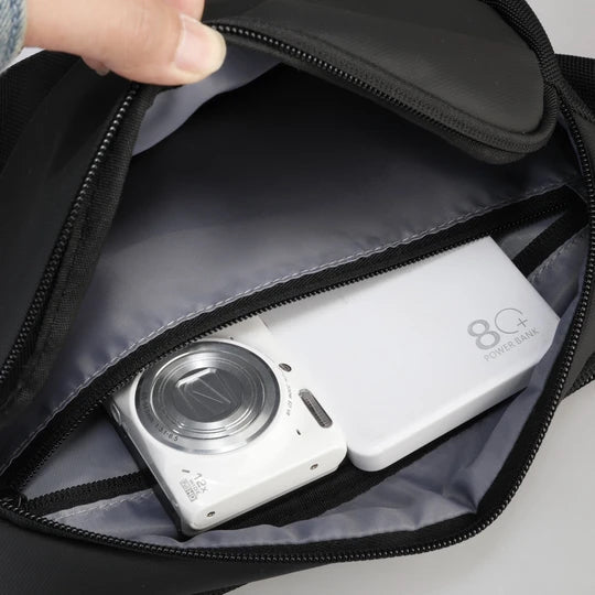 Cangurera cruzada Mark Ryden. Estilo casual y espacio para iPad de 7.9″ y accesorios. Modelo 8112