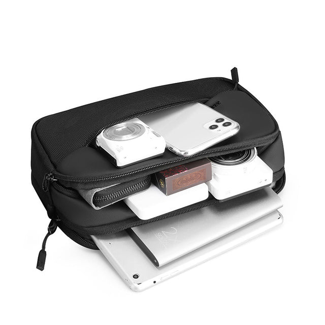 Cangurera cruzada Mark Ryden. Estilo casual y espacio para iPad de 7.9″ y accesorios. Modelo 8112