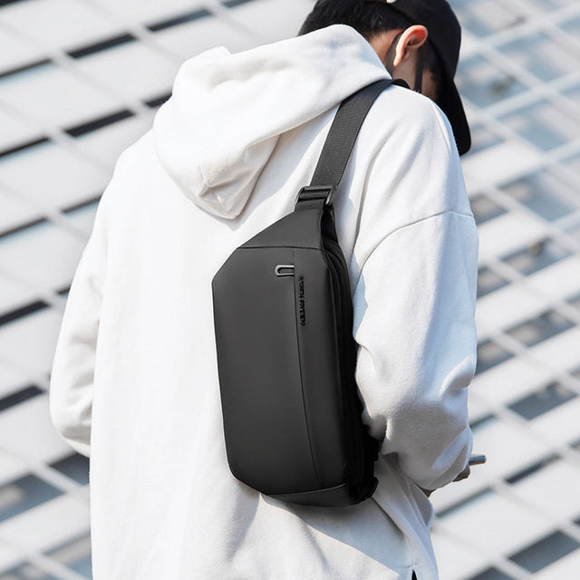 Mochila Bandolera Cruzada Mark Ryden. Estilo casual y espacio para iPad de 7.9″. Modelo MR 7999